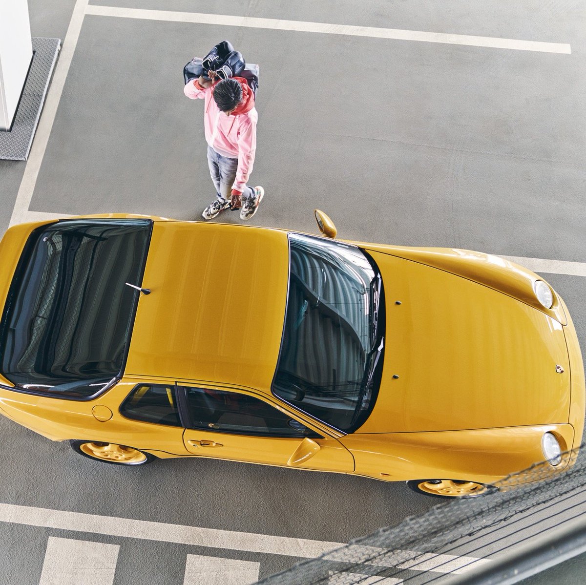 car_tortenet's tweet image. 1991 - 95 között gyártották a Porsche 968 -at, ami akkor igazi luxusautónak számított. 

Hátsókerék-hajtású volt egy háromliteres, négyhengeres, vízhűtéses soros benzinmotorral felszerelve. Ez volt az utolsó transaxle elrendezésű Porsche.

#imho ronda