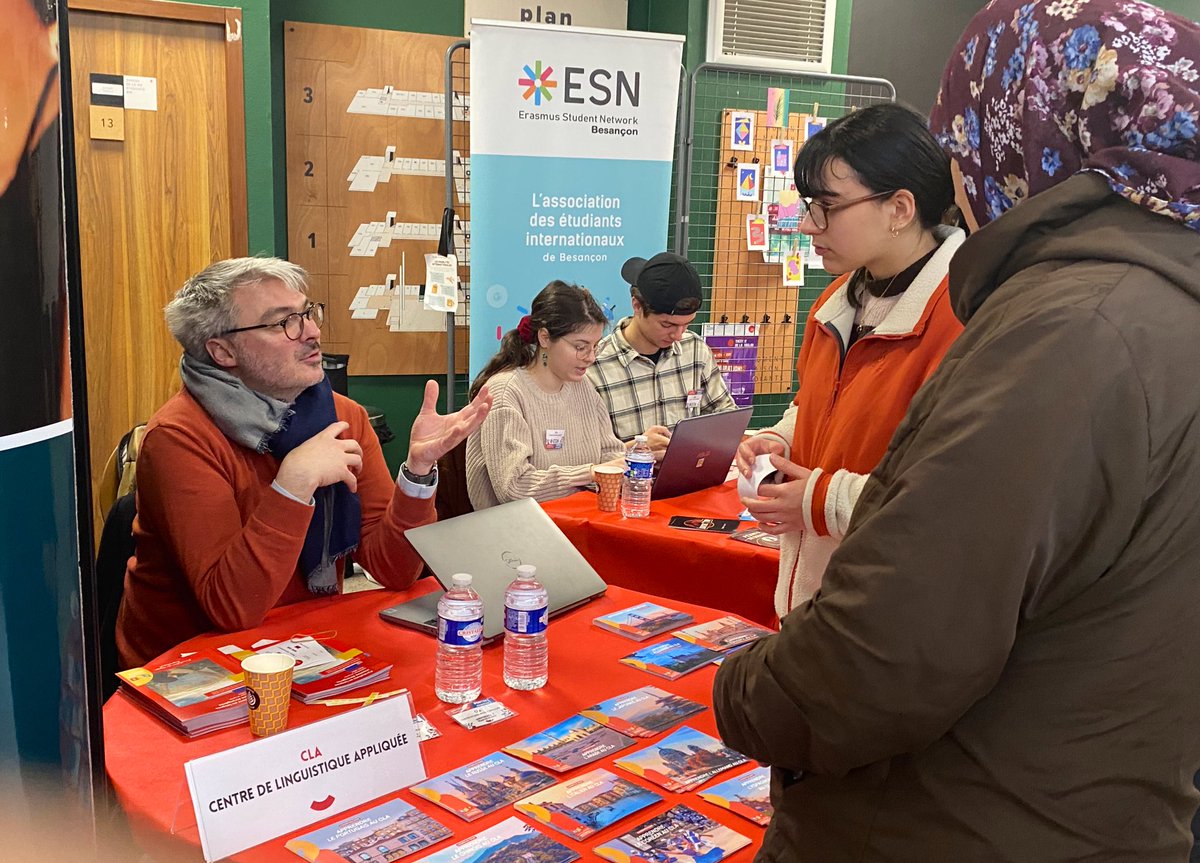 fc_univ's tweet photo. [#ExploreTonFutur]
LIVE🔴 JPO Besançon 
 
La MDE,véritable lieu d’accueil et d’infos, est indispensable à la vie étudiante ! C’est aussi un lieu d’accompagnement pour nos étudiants grâce au BVE et au service OSE qui t’accompagnent dans tes projets associatifs ou professionnels.🧭 https://t.co/0x0EfWovLv