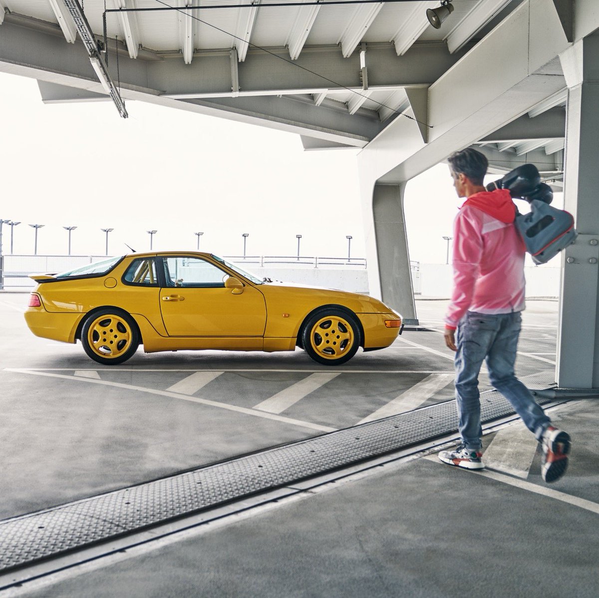 car_tortenet's tweet image. 1991 - 95 között gyártották a Porsche 968 -at, ami akkor igazi luxusautónak számított. 

Hátsókerék-hajtású volt egy háromliteres, négyhengeres, vízhűtéses soros benzinmotorral felszerelve. Ez volt az utolsó transaxle elrendezésű Porsche.

#imho ronda