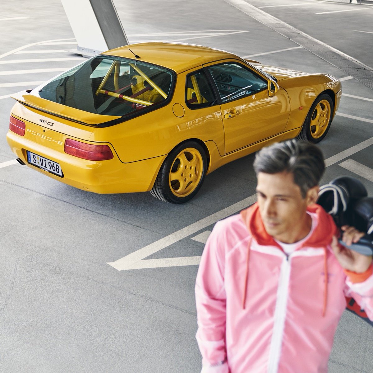 car_tortenet's tweet image. 1991 - 95 között gyártották a Porsche 968 -at, ami akkor igazi luxusautónak számított. 

Hátsókerék-hajtású volt egy háromliteres, négyhengeres, vízhűtéses soros benzinmotorral felszerelve. Ez volt az utolsó transaxle elrendezésű Porsche.

#imho ronda