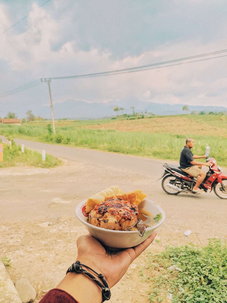 zevas_z's tweet photo. @ditepilangit Namanya Bakso Brimob, karena dibelakangnya dekat tempat pelatihan Brimob, kalo langitnya cerah bisa makan bakso sambil lihat view pegunungan. Ga cuma itu didekat situ ada air terjun yang cuma 4 menit perjalanan dari bakso Brimob. 

 #36x36project2024Day3 https://t.co/mL0Or2E1lL