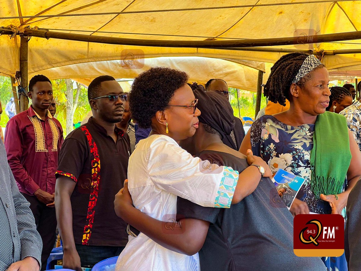 943qfmlira's tweet photo. PICTORIAL 📸
In a compassionate gesture, Minister of Health and Lira City Woman MP @JaneRuth_Aceng extends comfort to the mourning widow of the late artist Munu Benard, affectionately known as Beepee.
#RIPBeepee
#943qfmupdates https://t.co/OQWFSnSOs3