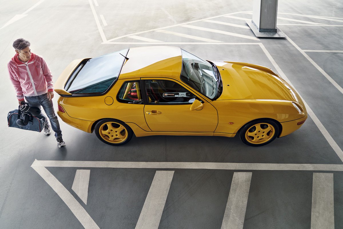 car_tortenet's tweet image. 1991 - 95 között gyártották a Porsche 968 -at, ami akkor igazi luxusautónak számított. 

Hátsókerék-hajtású volt egy háromliteres, négyhengeres, vízhűtéses soros benzinmotorral felszerelve. Ez volt az utolsó transaxle elrendezésű Porsche.

#imho ronda