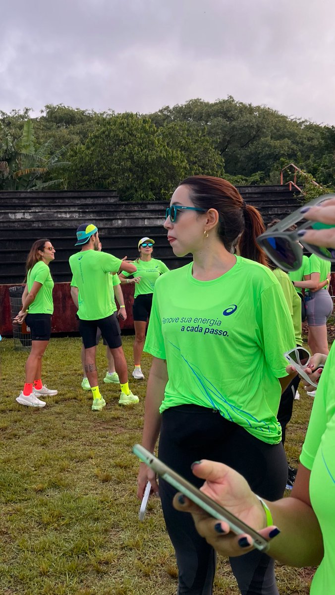 rosana's tweet photo. E já encontrei o @RunnerWO !e a querida @brunavieira ! #EnergyRun @asicsbrasil https://t.co/6vEMn9hVqt