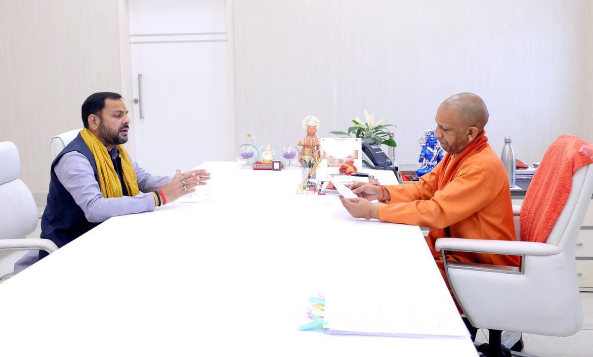 prakashbjp_'s tweet photo. #मित्रों_जय_सियाराम
आज लखनऊ में माननीय मुख्यमंत्री श्री @myogiadityanath जी से शिष्टाचार मुलाकात की। 

मा० मुख्यमंत्री जी को अयोध्या में भव्य श्री राम मंदिर के प्राण प्रतिष्ठा की हार्दिक शुभकामनाएं दी और अपनी विधानसभा के नये विकास कार्यों के संबंध में प्रस्ताव दिए एवं माननीय मुखमंत्री जी को बाँदा आने का आमंत्रण भी दिया...

@BJP4India @BJP4UP @narendramodi @PMOIndia @JPNadda @Bhupendraupbjp @sunilbansalbjp @kpmaurya1 @brajeshpathakup @idharampalsingh