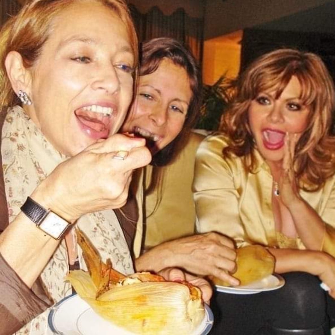 “Del Baúl de los Recuerdos” una de tantas celebraciones del Día de la Candelaria, comiendo tamales con mis adoradas amigas Flor Trujillo y María Sorte.
