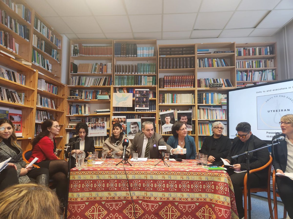 HengawO's tweet photo. روز جمعه دوم فوریه ۲۰۲۴ در شهر برلین یک کنفرانس مطبوعاتی از طرف کمپین " اتحاد برای پایان بخشیدن به اعدامها " برگزار شد.

 سخنرانان این کنفرانس زویا سپهری، بیان عظیمی، ماریا محمودی، کوثر افتخاری، شعله پاکروان، زهرا صدیقی همدانی، مینا احدی و دانیال ایلخانی پور بودند. هدف اصلی این کنفرانس رساندن صدای دادخواهان به گوش مردم و نهادهای بین المللی بود. 

پیام اصلی کنفرانس خطاب به دولت آلمان و سیاستمداران بود که در مقابل اعدامها سکوت نکنید و به سیاست مماشات با حکومت اسلامی نقطه پایان بگذارید.