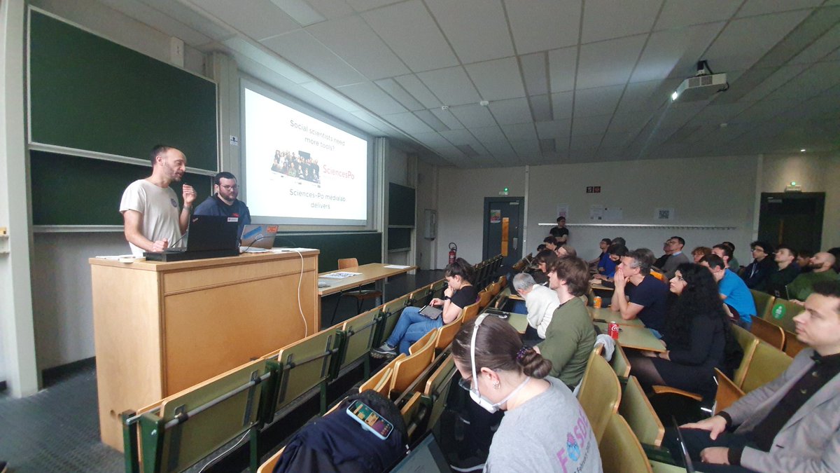 It's on! The @FosdemResearch devroom @fosdem  is starting with @ouestware talking about graphs. @sciencespo @ScPoResearch look, you are in there!