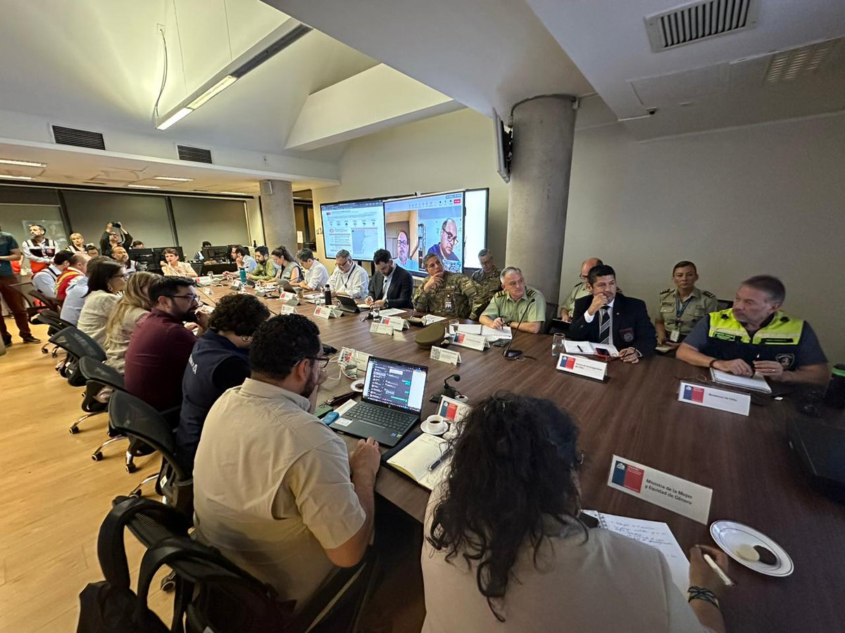 Carabdechile's tweet photo. El General Director (S), Marcelo Araya Zapata, se reunió con las autoridades durante esta madrugada en el COGRID Nacional, para coordinar estrategias respecto a los #IncendiosForestales que afectan a la zona centro sur del país. #CarabinerosDeTodos https://t.co/l0ltwBe8Io