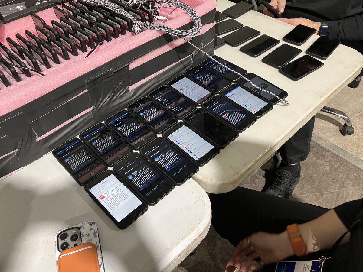 Nothing to see here... Just 50 iPhone SEs connected to the same AP upgrading at the same time 😉

#HighDensity #WiFi