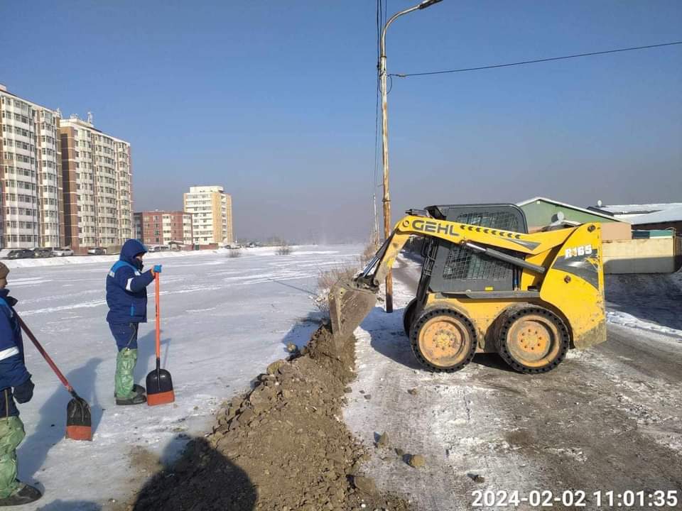 29-хороо 100 айлын гүүрний хойд талд Сэлбэ голд 1.20×1.30×35м урт суваг татаж, гүүрний зүүн талын далангийн нам хэсэгт 4-рэйс 120-тн шороо буулган механизмаар болон гар ажиллагаагаар 32м урт далан өндөрлөлөө.