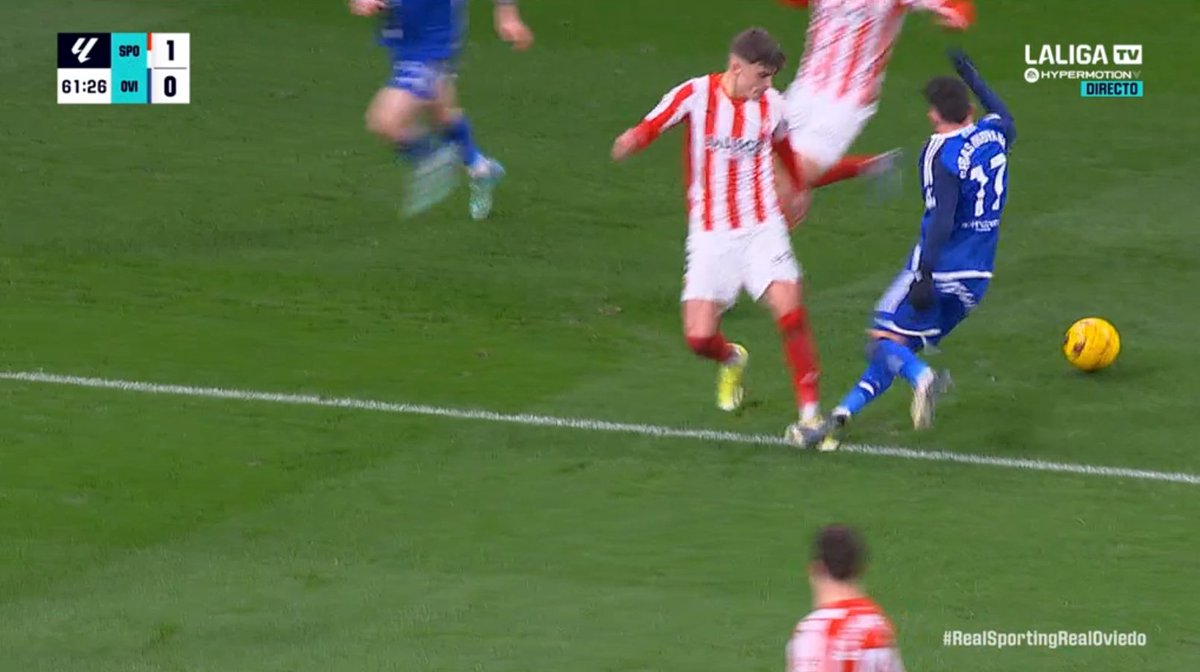 📺💥 El VAR se vuelve loco en el Sporting de Gijón - Real Oviedo.

👉🏻 Pablo García derriba a Sebas Moyano con un último contacto sobre la línea del área.

❌ ES PENALTI.

▪️ Pese a que el primer contacto es fuera, termina derribándole dentro del área.