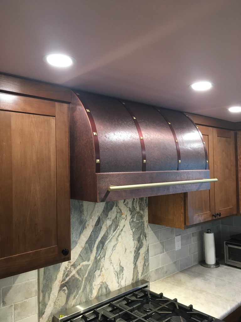 CopperSmith Premier PR4 Light Antique Copper Kitchen Range Hood – a masterpiece of classic design and artisan craftsmanship. 🌹✨

 🍳🔗
#CopperSmithPremier #AntiqueElegance #CulinaryArtistry #KitchenDesign