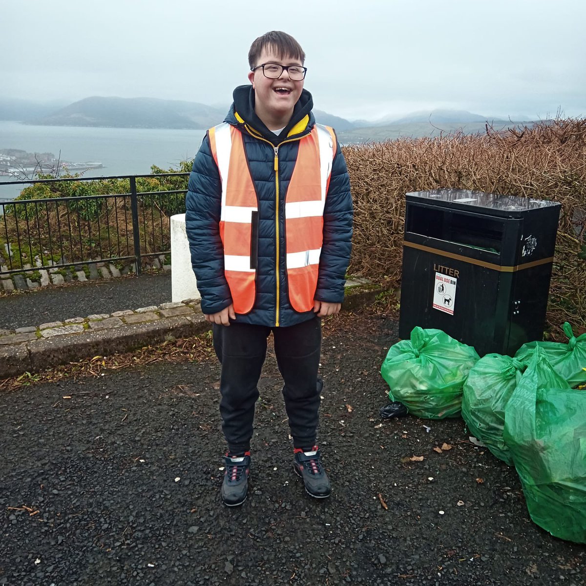 Aiden is working hard litter picking with @LiteratiTo and the Lyle Hill Billies ⭐️