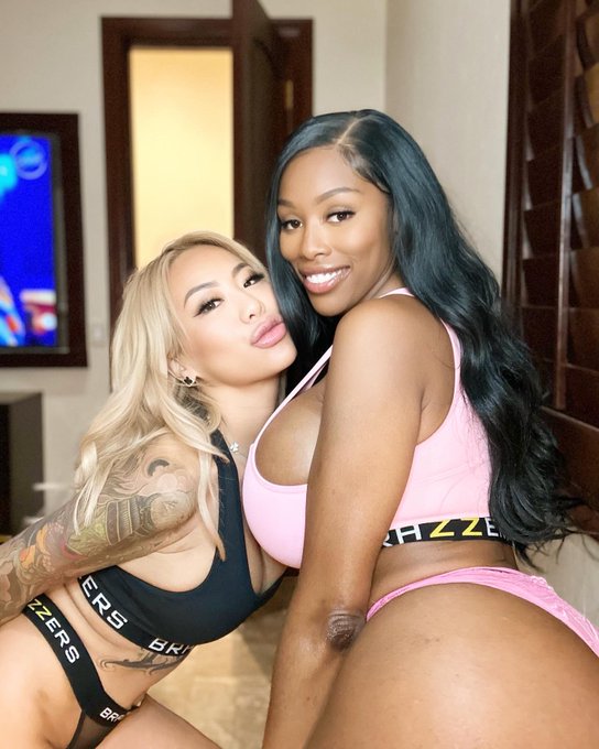 Where in Vegas for Super Bowl weekend having a good time who wants to hang out with us? Do you like our