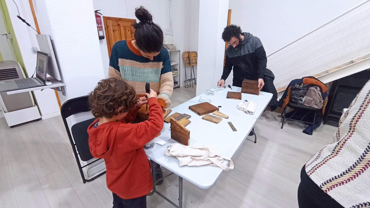 gn_habitat's tweet photo. O xoves pasado, 1 de febreiro, fixemos un #Obradoiro de #caixas niño onde puidemos ver os diferentes tipos de #refuxios que podemos ofrecerlles as #aves e outros #animais, como construílos, como colocalos e mantelos. https://t.co/lPyLQ4bRGN