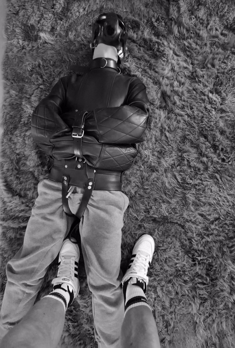 Tom4980's tweet photo. Trying the straithjacket. Having a friend at home can end in a difficult situation.
Mal die Zwangsjacke ausprobieren. Einen Freund zu Besuch haben, kann zu einer schwierigen Situation führen.
#Zwangsjacke #Staightjacket #Straithjacket #Bondage #fesseln https://t.co/JHAI1TbXh8