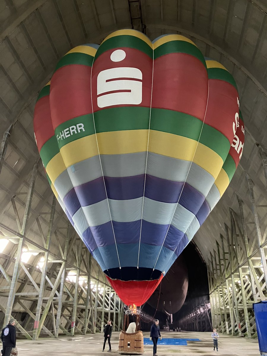 Entre terre et air, un bâtiment dans toute sa majesté qui a accueilli ce jour l’assemblée générale annuelle de l’association des amis du Hangar à dirigeables d’Ecausseville, avec en prime une démonstration de préparation d’une montgolfière 🤩!