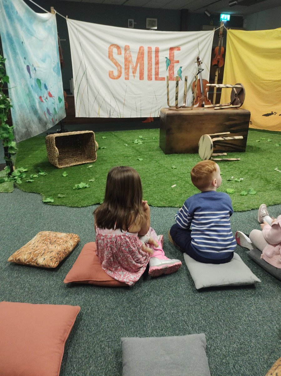 The kids were captivated by today's performance of Smile, based on the book 'Augustus and His Smile' by @catherinerayner at Mansfield Museum 🐯🎻 I enjoyed it lots too, especially joining in at the end 👏