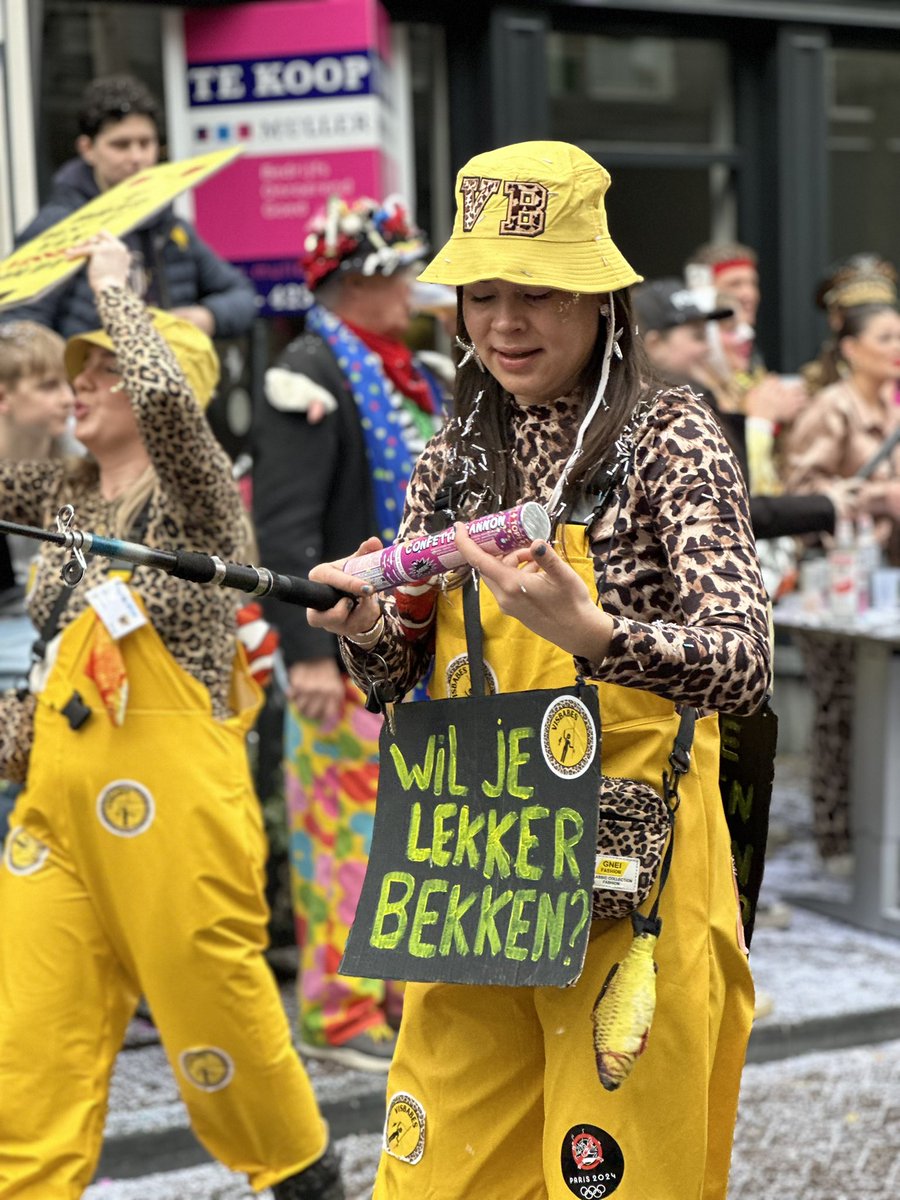 Janetiserook's tweet photo. De optocht was flink vertraagd maar er liep veel moois tussen #Carnaval2024 #Sassendonk #Zwolle https://t.co/pEiSMH8aHg