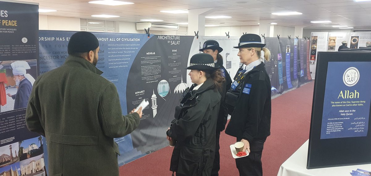 East Putney officers were invited to an open day at The Fazl Mosque, London's first Mosque. An exhibition was on display showing the history of the Mosque and the Ahmadiyya Muslim Community. Thank you to Sadeed for the tour and Nassar for being so welcoming! #MyLocalMet
