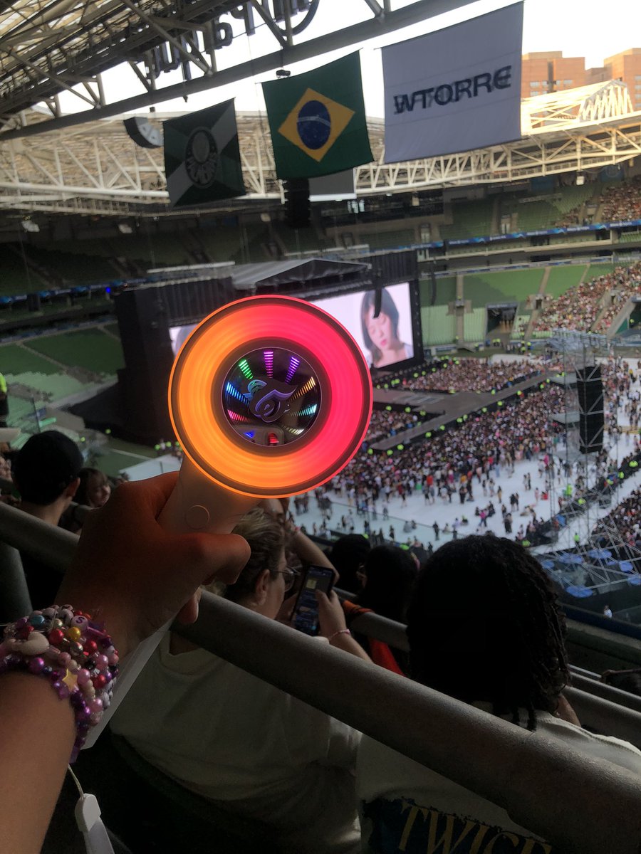nick_jky's tweet photo. Valeu a pena as 10 horas de fila 🎀 te amo twice https://t.co/H62UU3yOi8