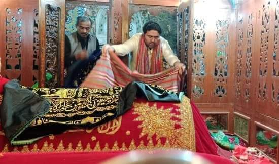AdvocateUmrani's tweet photo. سروري جماعت جي ولي عهد ايم پي اي  عاليجناب مخدوم محبوب الزمان سائين ڀٽ شاھ  پهچي درگاھ شاھ عبداللطيف ڀٽائي تي چادر چاڙهي حاضري ڀري. ان موقعي تي سيد گدا شاھ لطيفي،سيد احسن شاھ لطيفي، مير مسرت جعفري  گڏ هئا. https://t.co/Uf5zCZgJV7