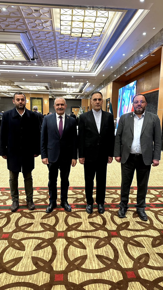 Burhan_Kayaturk's tweet photo. İran İslam Cumhuriyeti’nin 45. yıl dönümünde düzenlenen resepsiyonda Ankara’da bir araya geldik. Çok sayıda üst düzey siyasetçinin ve iş insanının katıldığı programda bölgesel ve ikili ilişkileri, sınır ticareti ve turizmi konuştuk. 

İlimizi ilgilendiren Gelincik Sınır Kapısının İran Parlamentosundan geçmiş olması ve aynı çalışmanın Çilli Sınır Kapısında devam ediyor olması memnuniyet verici gelişmelerdir. 

Bu arada, iki müjde için de gece gündüz  çalışıyoruz. Bunlardan bir tanesi, İran Başkonsolosluğunun Van'da açılması ve bir diğerinin de İran Bankalarından birinin şubesinin Van'a getirilmesi olacaktır.