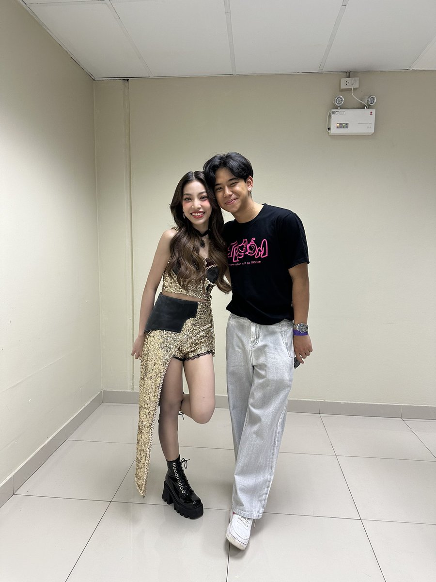 kppp69964841's tweet photo. อยากจะขอบคุณฟีฟทุกคนที่คอยอยู่ซัพพอร์ตออมมาตลอด ขอบคุณทุกคนที่รักออมเหมือนที่พีรักออม มีอย่างนึงที่หลายคนไม่รู้คือออมซ้อมเล่นกีต้าจากที่ไม่เคยเล่นมาก่อนภายใน2อาทิตย์ พีอยากบอกว่าเธอทำได้ดีมากๆ เธอเก่งมากนะคับ ดีใจมากๆที่ได้มาดูคอนเสิร์ตที่ดีที่สุดในชีวิต💕 https://t.co/d8NjCXLFYZ