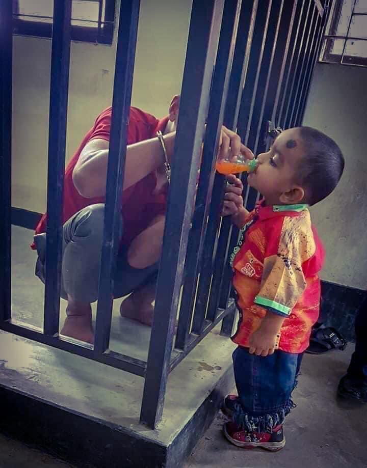 avcemilcicek01's tweet photo. Bu resmi asla unutmayın.

Terör suçlamasıyla tutuklanan bir Doğu Türkistan'lı baba evladıyla vedalaşıyor.

Muhtemelen toplama kamplarında işkence görecek.

İnsanlık olarak bu soykırıma daha ne kadar sessiz kalacaksınız? #UyghurGenocide https://t.co/GZORn0LAyz