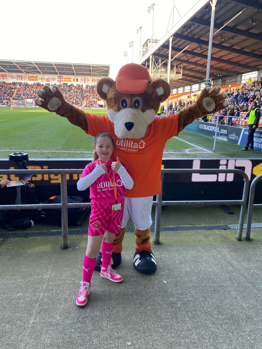 I had a great day with our #100TangerineDreams winner Lacey, who accompanied me at our game today. I hope you had a fantastic day seeing what we get up to pre-match. @BlackpoolFC 🍊