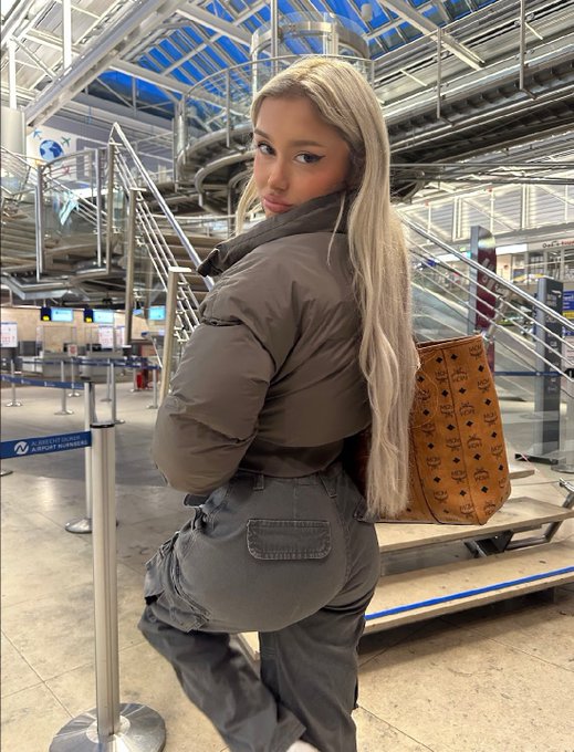 Do you Like my Outfit? 🍑 https://t.co/gnftyekWB5
