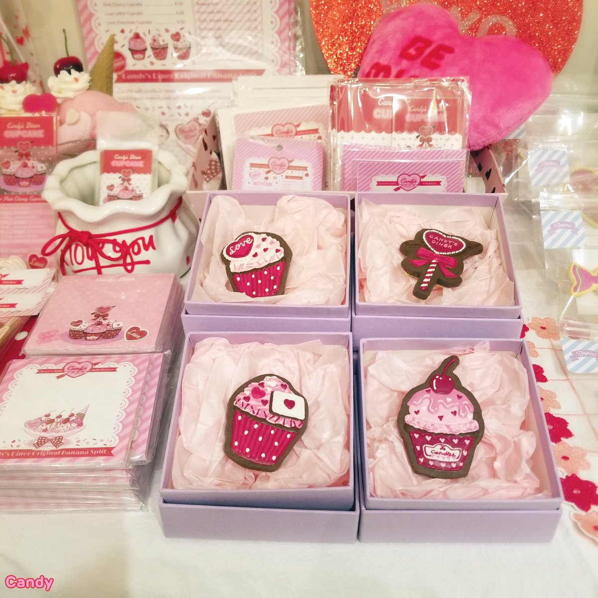 また、Candy's Diner×Toymeブローチは2種類は初日分完売しましたが、明日1つずつのみ出ますのでそちらもチェックしてください😄
更に‼️
これまた写真撮れてなかったので、事前告知出来なかったのですが、Ribbonita(<a href="/ribbonitadoll/">Ribbonita</a>)イラストのキュートな新作バナナスプリットグッズもありまーす🍹