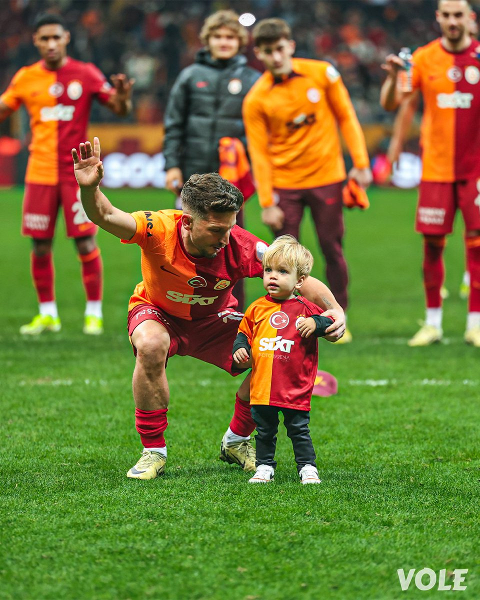 fotottarena's tweet photo. Mertens ve oğlu Ciro'nun maç sonu üçlüsü. 🤩🧿 https://t.co/vlKTNHxVlb