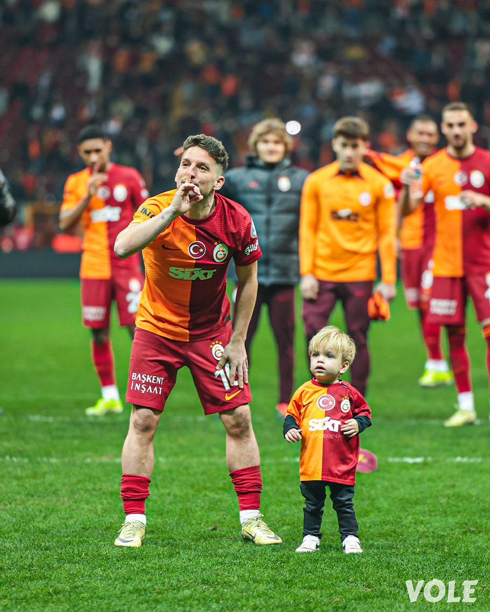 fotottarena's tweet photo. Mertens ve oğlu Ciro'nun maç sonu üçlüsü. 🤩🧿 https://t.co/vlKTNHxVlb