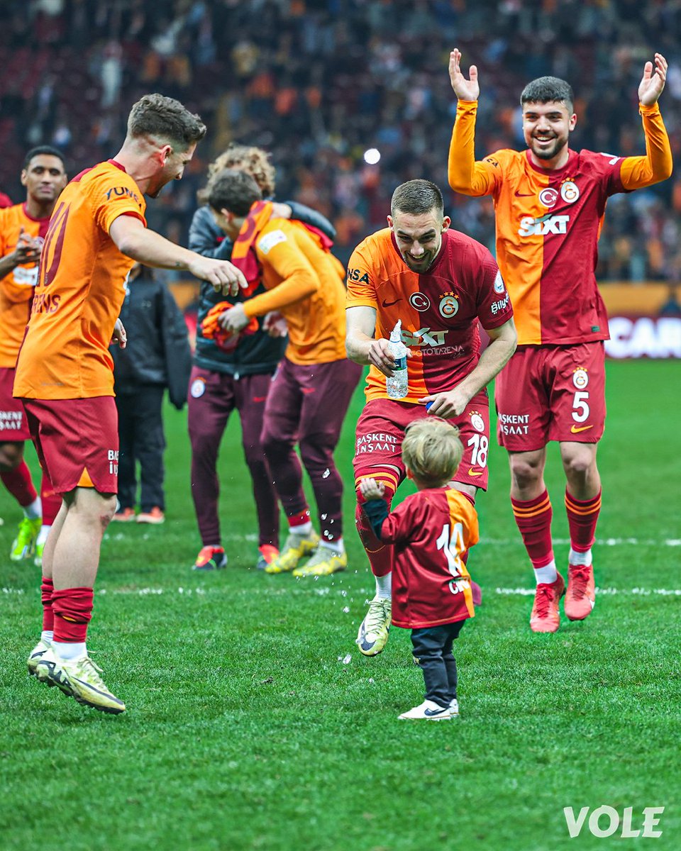 fotottarena's tweet photo. Mertens ve oğlu Ciro'nun maç sonu üçlüsü. 🤩🧿 https://t.co/vlKTNHxVlb