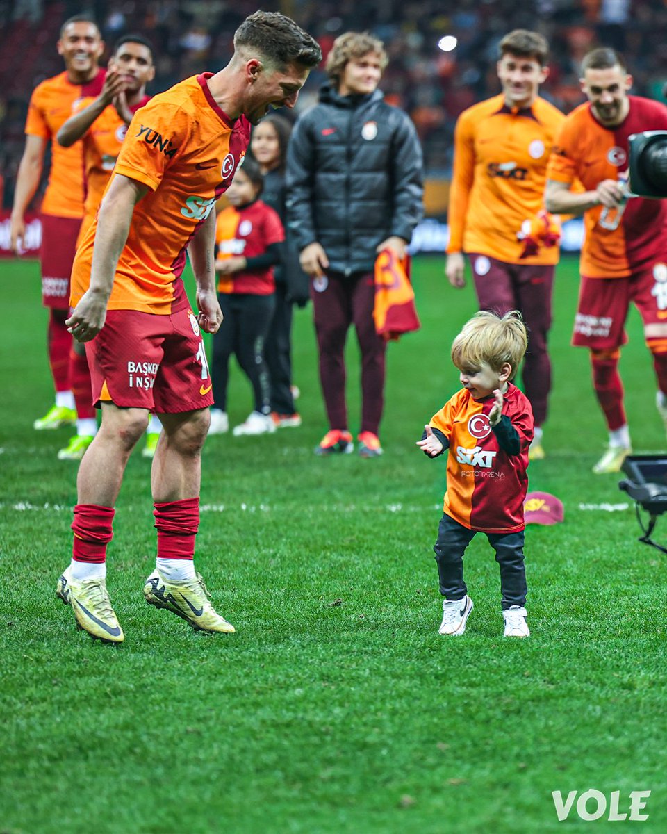 fotottarena's tweet photo. Mertens ve oğlu Ciro'nun maç sonu üçlüsü. 🤩🧿 https://t.co/vlKTNHxVlb