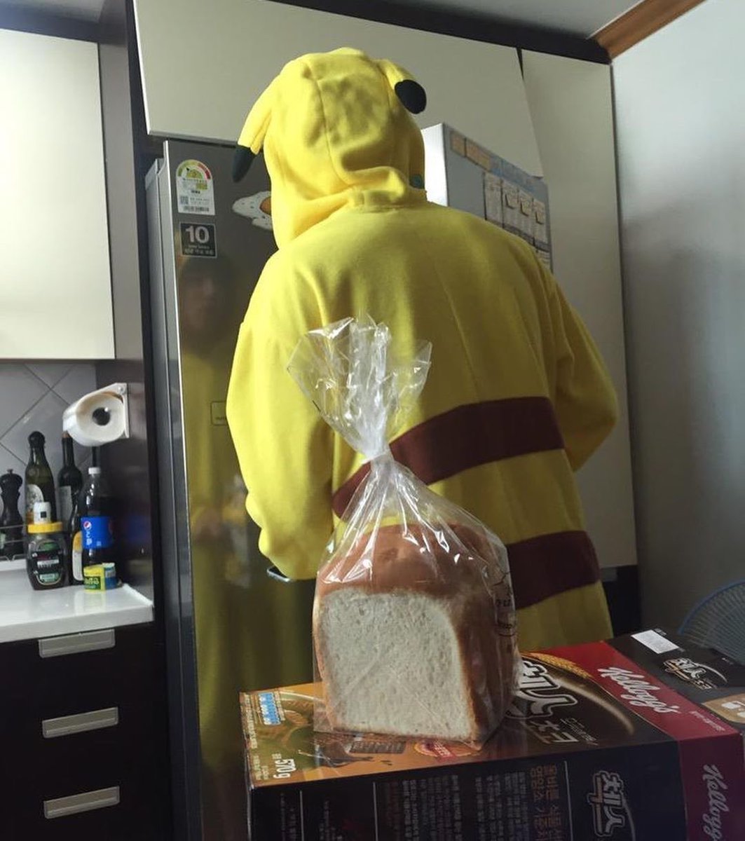 jjkkfancy's tweet photo. tem um pikachu na minha casa…🤔🤨 https://t.co/9EjvsizFS0