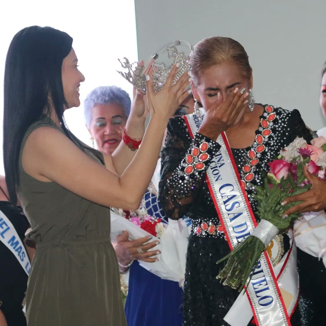 EnComunaSi's tweet photo. El #Carnaval #Barcelona de Todos 2024 ya tiene su reina adulta mayor

Felicia Villarroel, de la #Comuna Golpe de Timón, es la nueva soberana que fue electa entre un grupo de 10 candidatas, abuelas que son atendidas por la @alcaldiabna en la #CasaDeLosAbuelos

#EnComunaSiPodemos https://t.co/0iXroq2ZGs