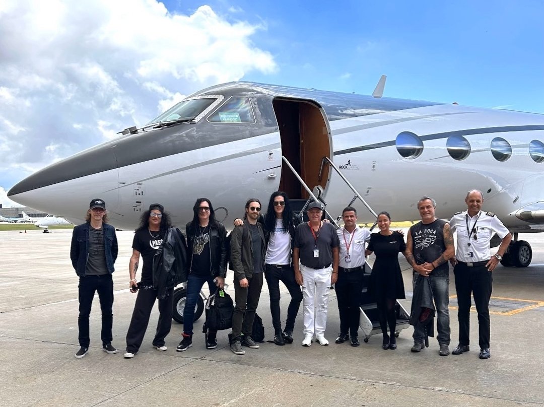 #SMKC getting ready to fly on a private plane in Buenos Aires 🇦🇷

Next stop : Córdoba, Argentina ✈️❤️

<a href="/Slash/">Slash</a> ft <a href="/MylesKennedy/">Myles Kennedy</a> and The Conspirators <a href="/todddammitkerns/">Todd Dammit Kerns</a> <a href="/franksidoris/">Frank Sidoris</a> <a href="/brentfitz/">Brent Fitz</a>