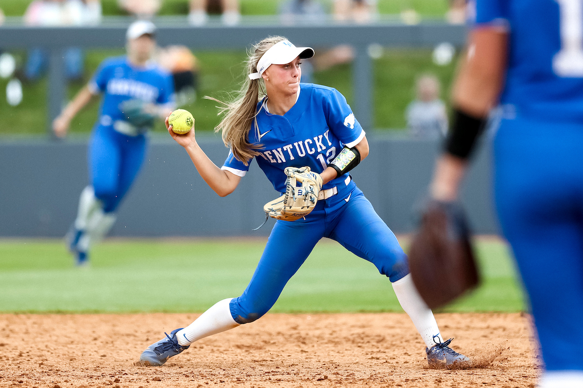 THE WILDCATS DO IT AGAIN 💪 Kentucky takes their second upset win of the weekend defeating No.3 Stanford, 3-2! #NCAASoftball x 📸 @uksoftball