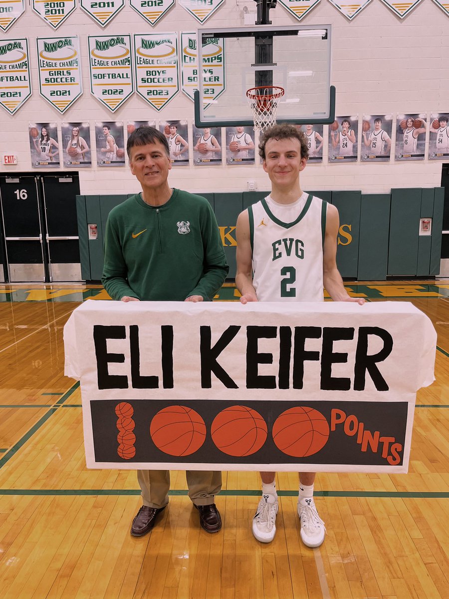 KeiferKennedi's tweet photo. 1000 points AND honoring my dad’s coaching career!! beyond proud of both of you🏀🤩 https://t.co/mvTiov3RY2