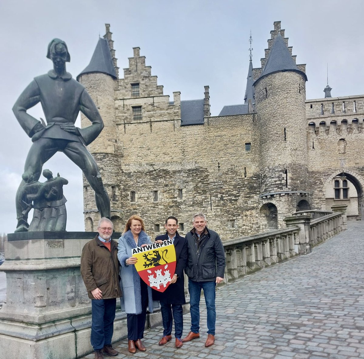 Antwerpse fotosessie met @vlbelang lijsttrekkers #VlaamsParlement @tomvangrieken en #Kamer @vereeck en de Antwerpse kopstukken @Anke_online en uw dienaar @FDW_VB in ‘t stad! Hou vol, we komen eraan en dan geven we Antwerpen terug aan de Antwerpenaren… @VBAntwerpen