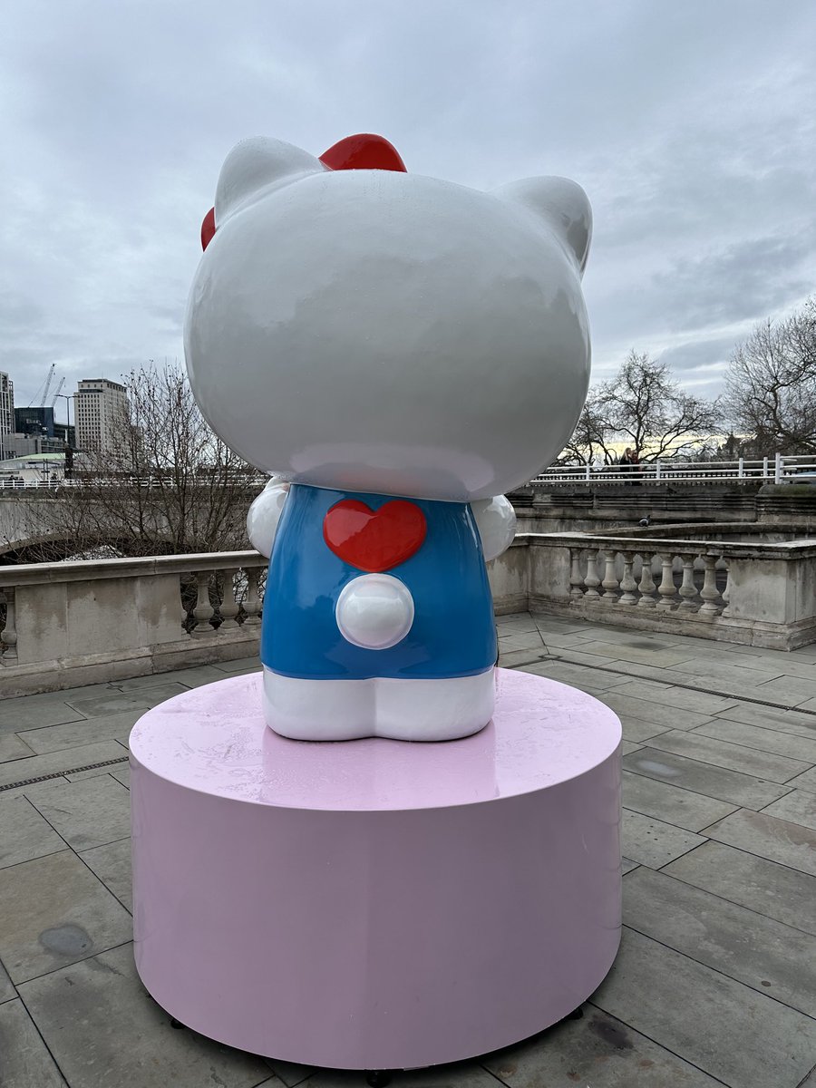 so_na_na's tweet image. キティーちゃんとお茶するのは、長〜い道のりなのだ。。

#hellokittycafe #somersethouse #london