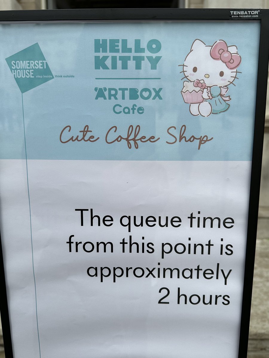so_na_na's tweet image. キティーちゃんとお茶するのは、長〜い道のりなのだ。。

#hellokittycafe #somersethouse #london