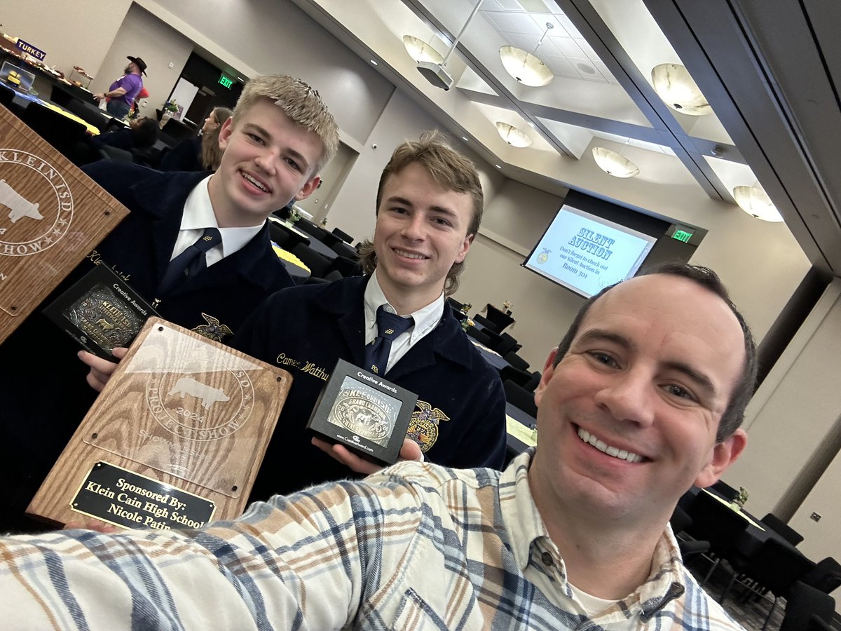 .@KleinCollins FFA showed out with both grand champion and reserve grand champion swine AND showmanship awards at the district show! Proud of their hard work! 🔥🐖