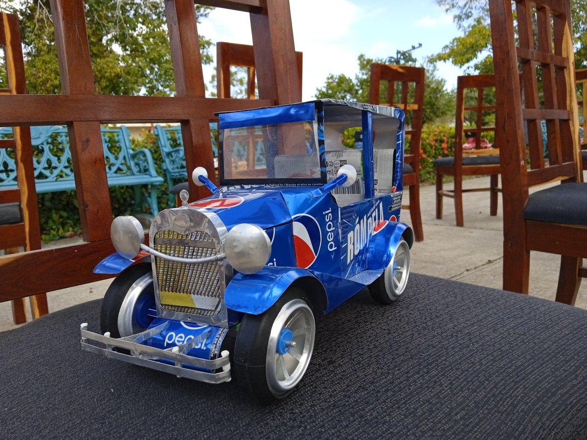 En el parque Constitución de la ciudad de #Guáimaro, #Camagüey, el artista Pablo Andrés Muñoz Fernández realiza su expo #TinToys.

Estos autos clásico son hechos a partir de materiales reciclables, fundamentalmente latas.
#PeriodismoCultural 
@PortalPrincipe @DarinkaPupo