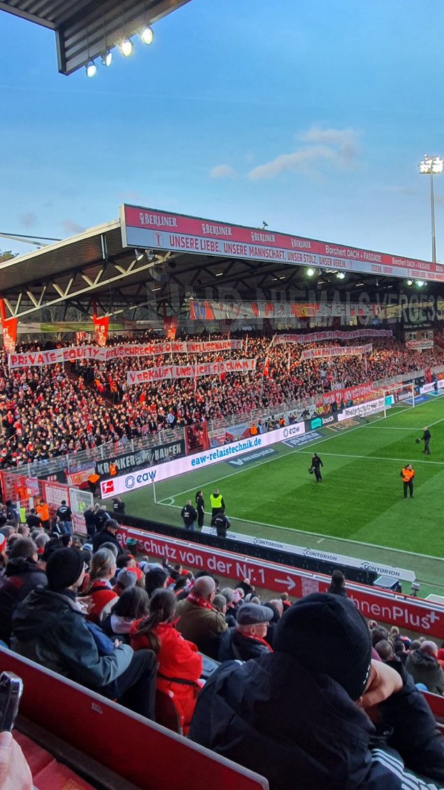 matt_4d's tweet photo. 1. FC Union Berlin supporters this afternoon:

“Private equity locusts don’t want influence? Don’t take us for stupid.”

“DFL-approved investors, co-financed by Saudi blood money. You make your bed, you lie in it.”

📷 @J_Graeber #bundesliga https://t.co/85WZsGSH8s