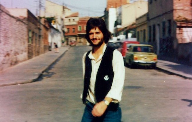 FonsiLoaiza's tweet photo. Se llamaba Vicente Cuervo, tenía 22 años y era obrero anarquista de la CNT en la fábrica Telefunken. Tal día como hoy en 1980 era asesinado en Vallecas con un disparo por parte de los ultraderechistas de Fuerza Nueva. El crimen quedó impune. La "modélica" Transición en España. https://t.co/va6iw9vSrN