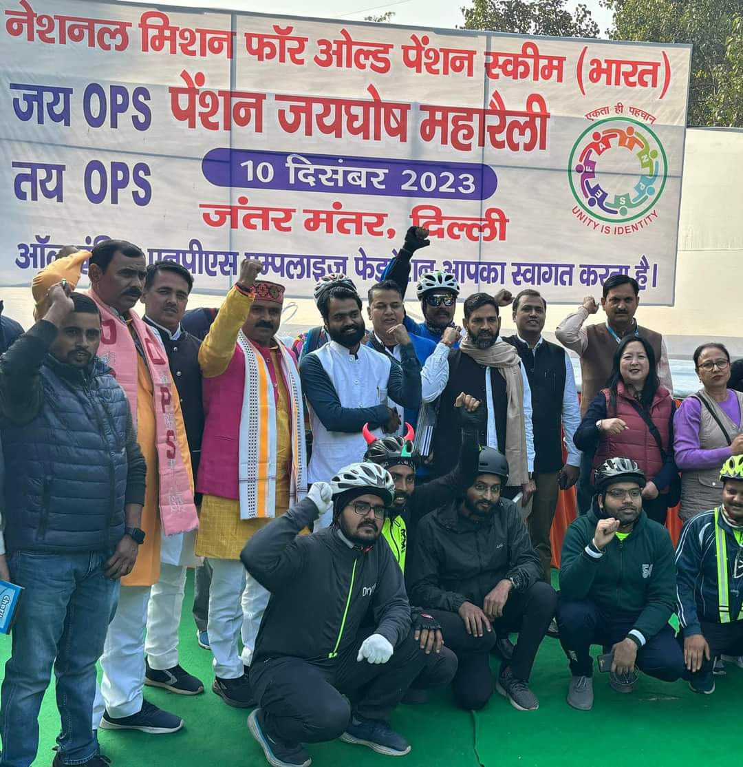 ManjeetIMOPS's tweet photo. #बधाई सिक्किम सरकार कर्मचारीगण
सिक्किम की प्रेम सिंह तमांग सरकार ने अपने कर्मचारियों के लिए पुरानी पेंशन बहाली की घोषणा कर दी है। एक साल पहले हमारी मुलाकात मुख्यमंत्री जी हुई थी जिसमें हमने उनसे OPS की अपील की थी। कुछ महीने पहले सरकार ने कमेटी का गठन किया था। खास बात यह है कि दो महीने बाद वहां विधानसभा के चुनाव हैं इसलिए सिक्किम क्रांतिकारी मोर्चा की सरकार कर्मचारियों की नाराजगी मोल नहीं लेना चाहती। उम्मीद करते हैं कि पंजाब की तरह यहां केवल नोटिफिकेशन नहीं होगा बल्कि जो लोग रिटायर हो रहे हैं, उन सबको पुरानी गारंटीड पेंशन मिलेगी